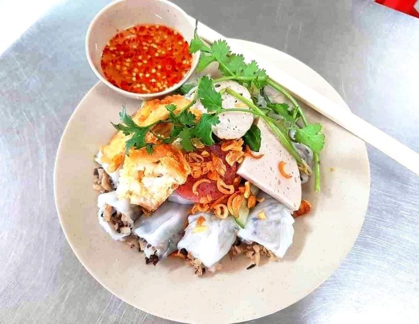 Một đĩa bánh cuốn chuẩn vị