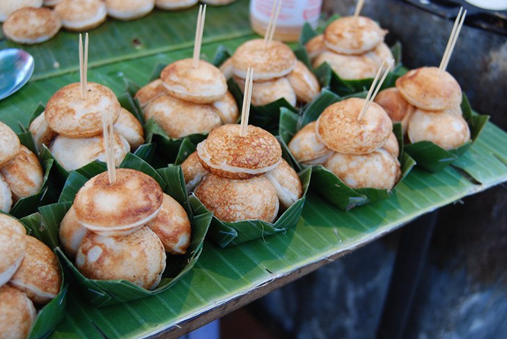Bánh dừa Ka Nom Kok món ăn đường phố Luang Prabang