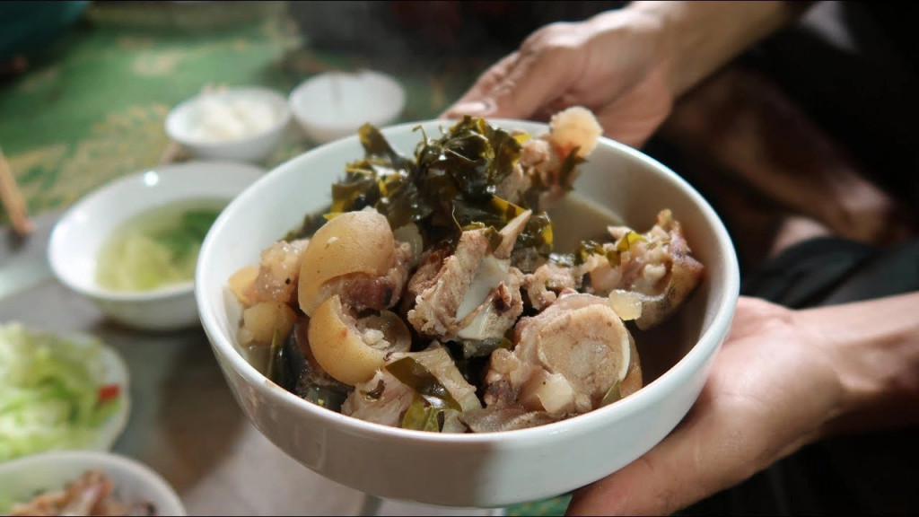 Thịt trâu nấu lá lồm món ăn Mai Châu Thịt trâu nấu lá lồm món ăn Mai Châu