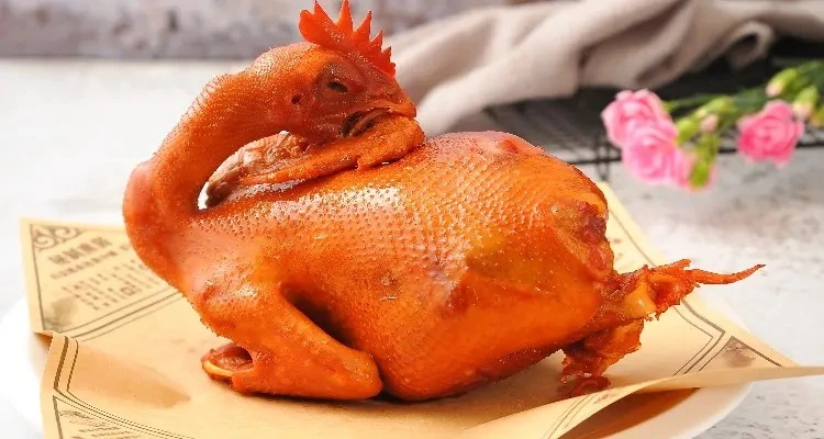 Gà nguyên con món ăn may mắn dâng cúng tổ tiên ngày Tết