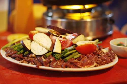Thịt bò tươi được tẩm ướp với bí quyết riêng khiến món ăn cuốn hút thực khách