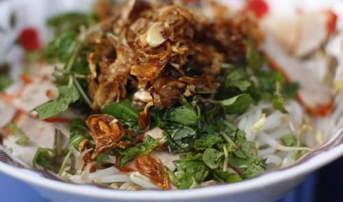 Khi ăn bạn phải trộn đều các nguyên liệu để cho ngấm nước dùng
