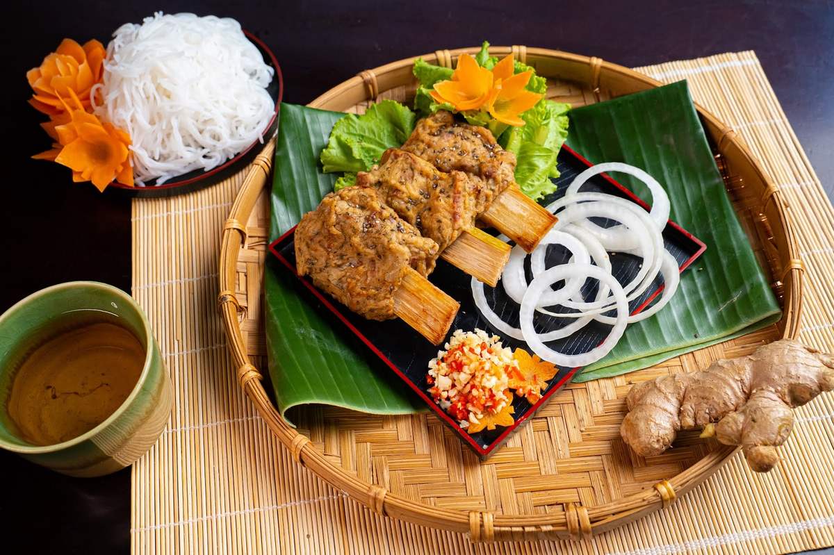 Món ăn ngon Hải Phòng - Chả chìa Hạ Lũng ăn kèm bún