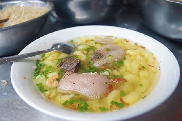 Nui  Bên cạnh hủ tiếu, bánh canh hay bún bò, nui cũng là món ngon được nhiều người ưa chuộng. Nui dẻo mềm ăn kèm với giò, huyết được bán tại một quán nằm bên trong khu chợ. Để tăng thêm độ đậm đà của món ăn, đầu bếp còn nấu kèm tôm khô, nước lèo ngọt và thơm mùi xương. Mỗi tô nui thịt có giá 25.000 đồng. Nếu thích ăn giò, bạn có thể gọi thêm, giá sẽ thay đổi tùy theo yêu cầu của khách. Hủ tiếu ốcMón ăn là cơn gió mới cho những ai thích món hủ tiếu vì tại đây món ăn được ăn với ốc. Một tô nóng hổi với sợi hủ tiếu dai, sò lông được luộc chín trước, ốc khế, nghêu, chả và viên mộc. Nước lèo ngọt thanh.Giá cho một tô hủ tiếu ốc là 30.000 đồng. Quán ăn có không gian nhỏ, nhưng dễ tìm vì nằm ngay trung tâm chợ Hoa. Quán mở cửa từ 3h chiều đến tối.