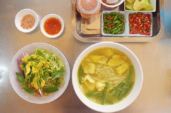 Bún num bò hóc  Theo đường Hồ Thị Kỷ, đi sâu vào bên trong, bạn sẽ bắt gặp chợ Campuchia. Ngay khi đến gần chợ, du khách sẽ nhanh chóng ngửi thấy mùi mắm prohoc hay còn gọi là mắm bò hóc, một đặc sản của người Khmer. Ngoài bún tươi, thành phần chính của món ăn là thịt cá lóc đồng và nước lèo được nấu theo công thức riêng. Nếu không ngửi được mùi mắm, thực khách sẽ khó thưởng thức trọn vị. Giá một tô bún từ 30.000 đồng. Các quán ăn ở đây thường mở đến 6 giờ chiều. Chè CampuchiaCũng nằm trong khu chợ Campuchia, ở ngay lối vào chợ bạn sẽ đi ngang quán chè Cô Có hay còn gọi là quán chè Miên đã bán được hơn 40 năm. Quán được lòng nhiều thực khách hảo ngọt bởi các món chè được nấu theo công thức xứ Angkor.Quán có hơn chục loại chè khác nhau như chè trứng, mì trứng, chè đậu trắng, chè táo xọn, chè chuối, xôi Xiêm... nhưng hút nhất là chén chè thập cẩm có giá 15.000 đồng bởi tất cả các loại nguyên liệu đều được hội tụ.