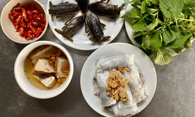 Bánh cuốn Thanh Trì với cà cuống nướng - món ăn ngon Hà Nội