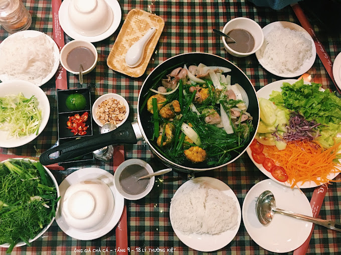 Bàn ăn chả cá Lã Vọng - món ăn ngon Hà Nội
