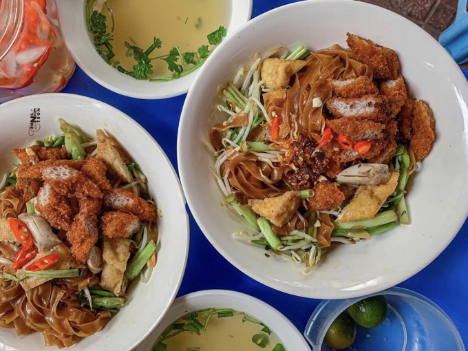 Bánh đa trộn kèm nem chua rán - món ăn ngon Hà Nội