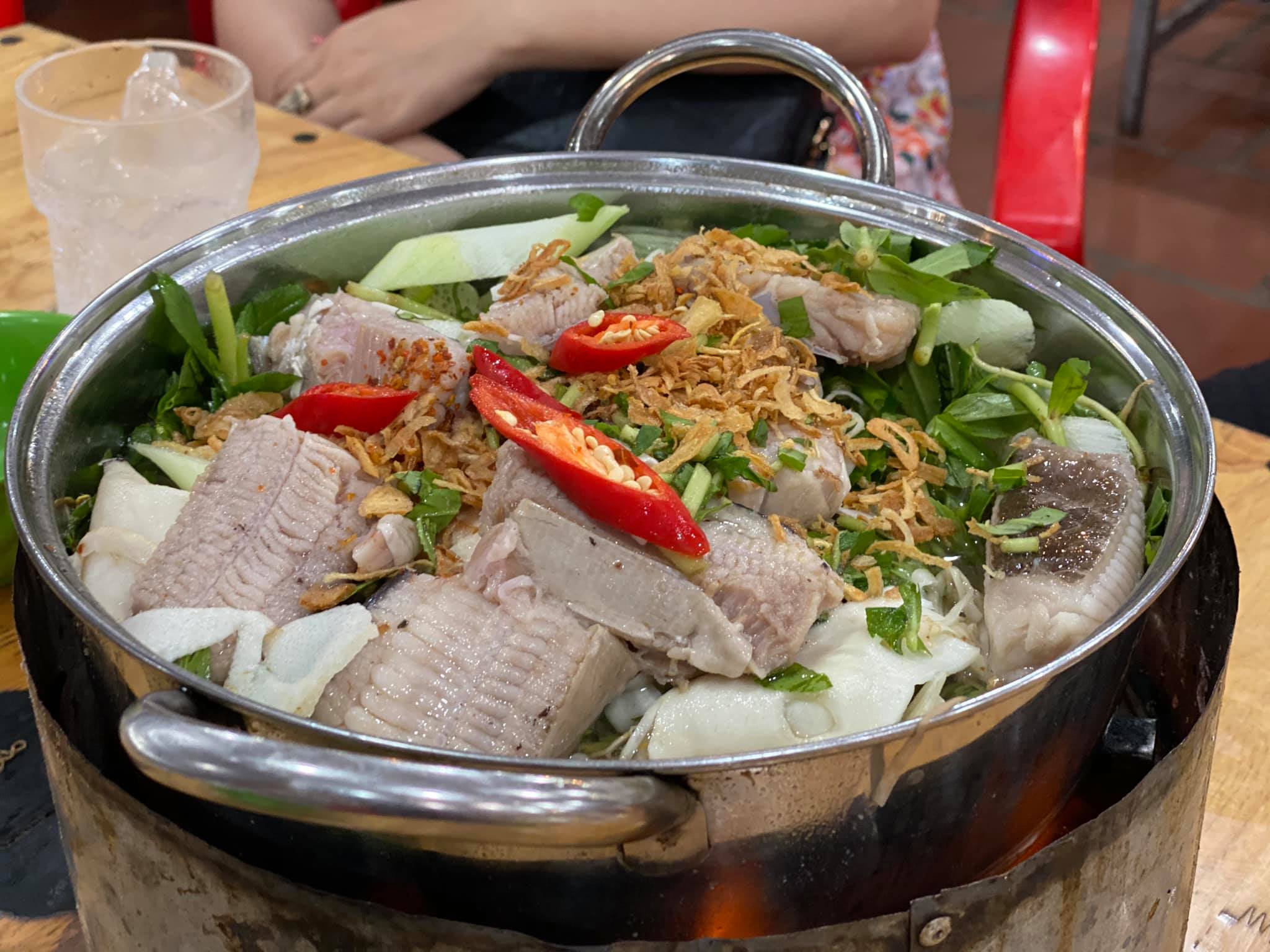 Nồi lẩu cá đuối món ăn ngon Vũng Tàu tại Út Mười quán