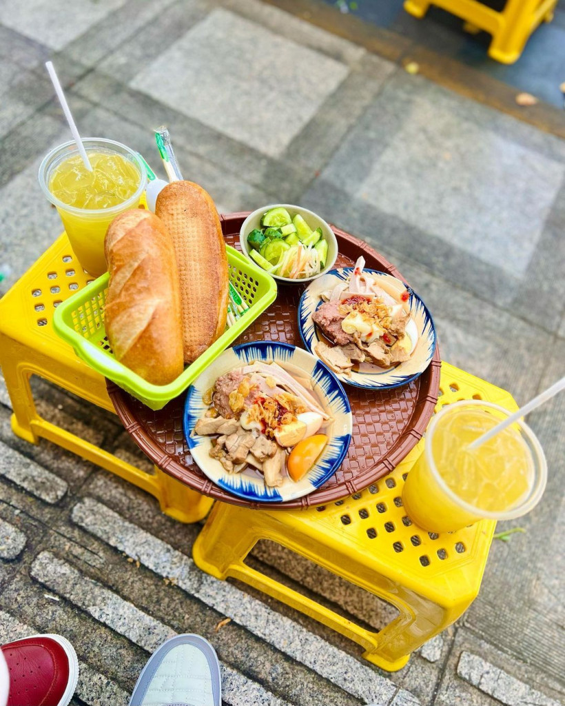 Bánh mì chấm. Ảnh: @datwenties