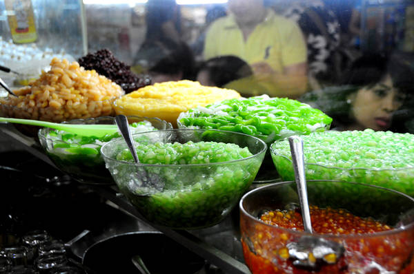 Chè các loại bán từ sáng đến chiều tại chợ Bến Thành