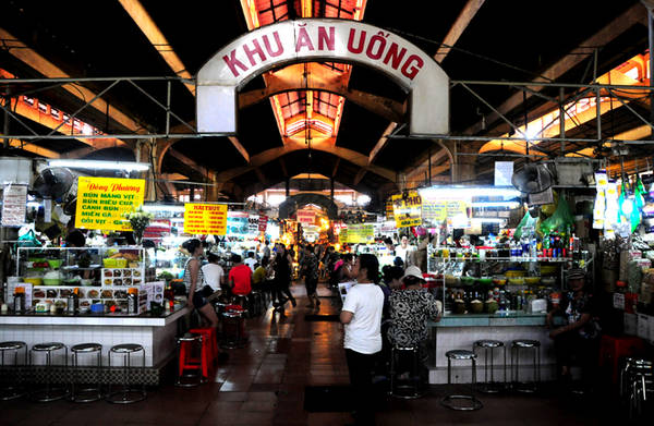 Chiếm gần nửa diện tích chợ với nhiều món phong phú, khu ăn uống trong lòng chợ Bến Thành là một địa điểm ghé thăm quen thuộc của du khách và cả người Sài Gòn ưa thích ẩm thực.