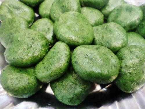 Những chiếc bánh ngải xanh mướt - món ăn vặt Lạng Sơn hấp dẫn thực khách