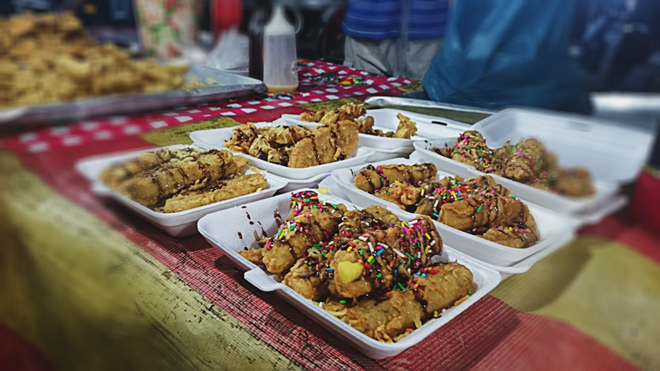 Chuối chiên phủ cốm biến tấu lạ miệng tại chợ đêm Langkawi