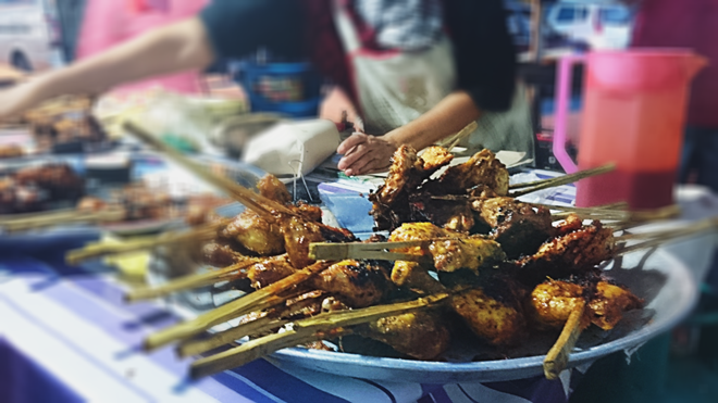 Satay thịt xiên nướng đậu phộng đặc trưng ở chợ đêm Langkawi