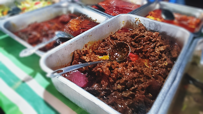 Nasi Kandar với nước sốt cà ri cay nồng ăn kèm cơm nóng tại chợ đêm Langkawi