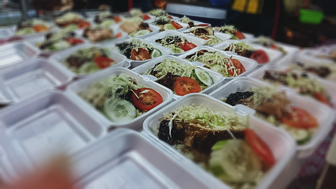 Cơm sườn heo nướng thơm ngon ăn kèm rau sống ở chợ đêm Langkawi