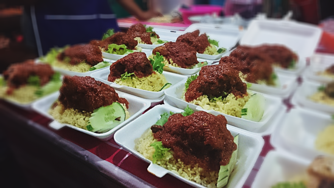 Koay Mooi Kee cơm trắng ăn với cà ri tại chợ đêm Langkawi