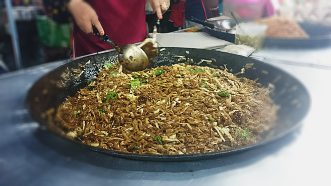 Char Kuey Teow mì xào cá rau sốt đặc trưng tại chợ đêm Langkawi