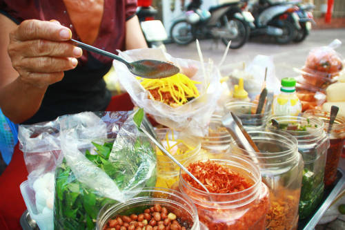 mon-an-vat-truoc-cong-truong-cua-hoc-sinh-sai-gon-ivivu-1