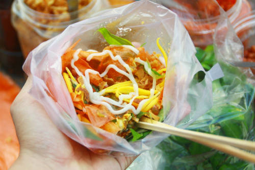 mon-an-vat-truoc-cong-truong-cua-hoc-sinh-sai-gon-ivivu-2