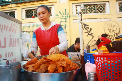 mon-an-vat-truoc-cong-truong-cua-hoc-sinh-sai-gon-ivivu-3