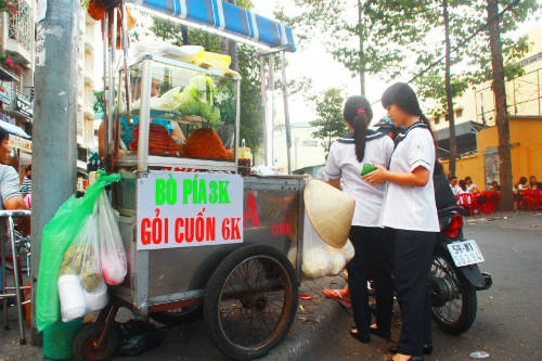 mon-an-vat-truoc-cong-truong-cua-hoc-sinh-sai-gon-ivivu-7