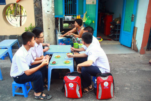 mon-an-vat-truoc-cong-truong-cua-hoc-sinh-sai-gon-ivivu-9