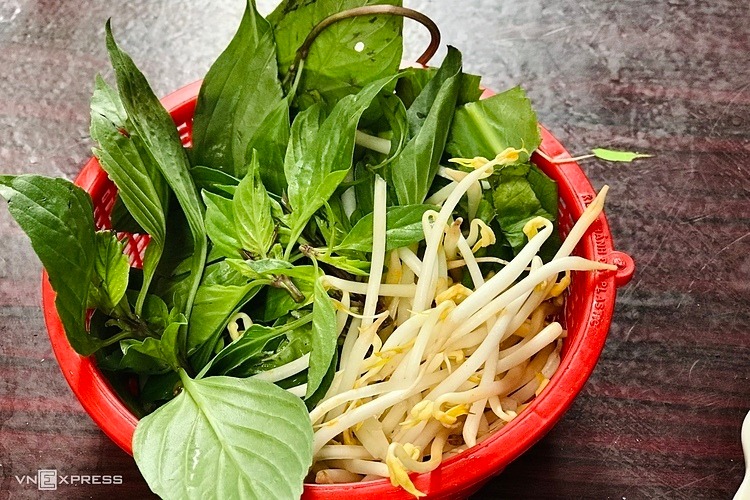 Rau sống ăn kèm bò kho Ấn Độ