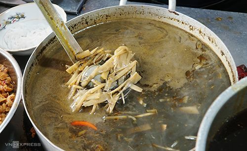 Nồi nước dùng bún cua thối Pleiku có màu đen đặc trưng