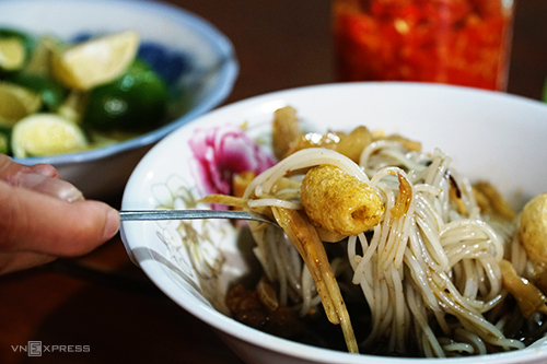 Nước dùng bún cua thối Pleiku có màu đen khiến thực khách lần đầu e dè