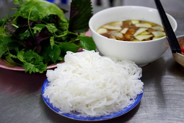 Bún và rau sống kèm bún chả Hương Liên