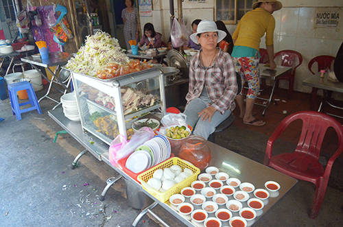 Giá cho một tô bún num bò chóc dao động trong khoảng 30.000 đồng. Các quán ăn ở đây thường mở đến 6 giờ chiều. Ảnh: Phong Vinh.