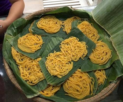 Bún bắp có màu vàng tươi của bắp, thơm và ngọt nơi đầu lưỡi khi ăn
