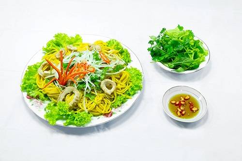 Bún bắp xào lòng heo dân dã mà hút khách ở Tuy An