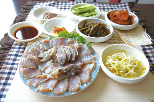 Cá đuối lên men được người Hàn Quốc ưa chuộng nhưng là món ăn thách thức thực khách bởi mùi vị khó ngửi. Ảnh: magazine