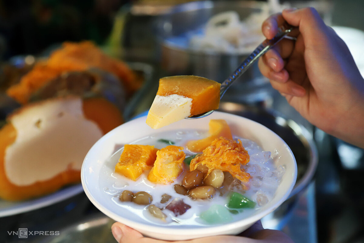 Chè bí chưng, hay num-pà-pơi theo tiếng Khmer, là món ngon Campuchia được hấp cách thủy với bí đỏ, sữa, lòng đỏ trứng và nước cốt dừa.