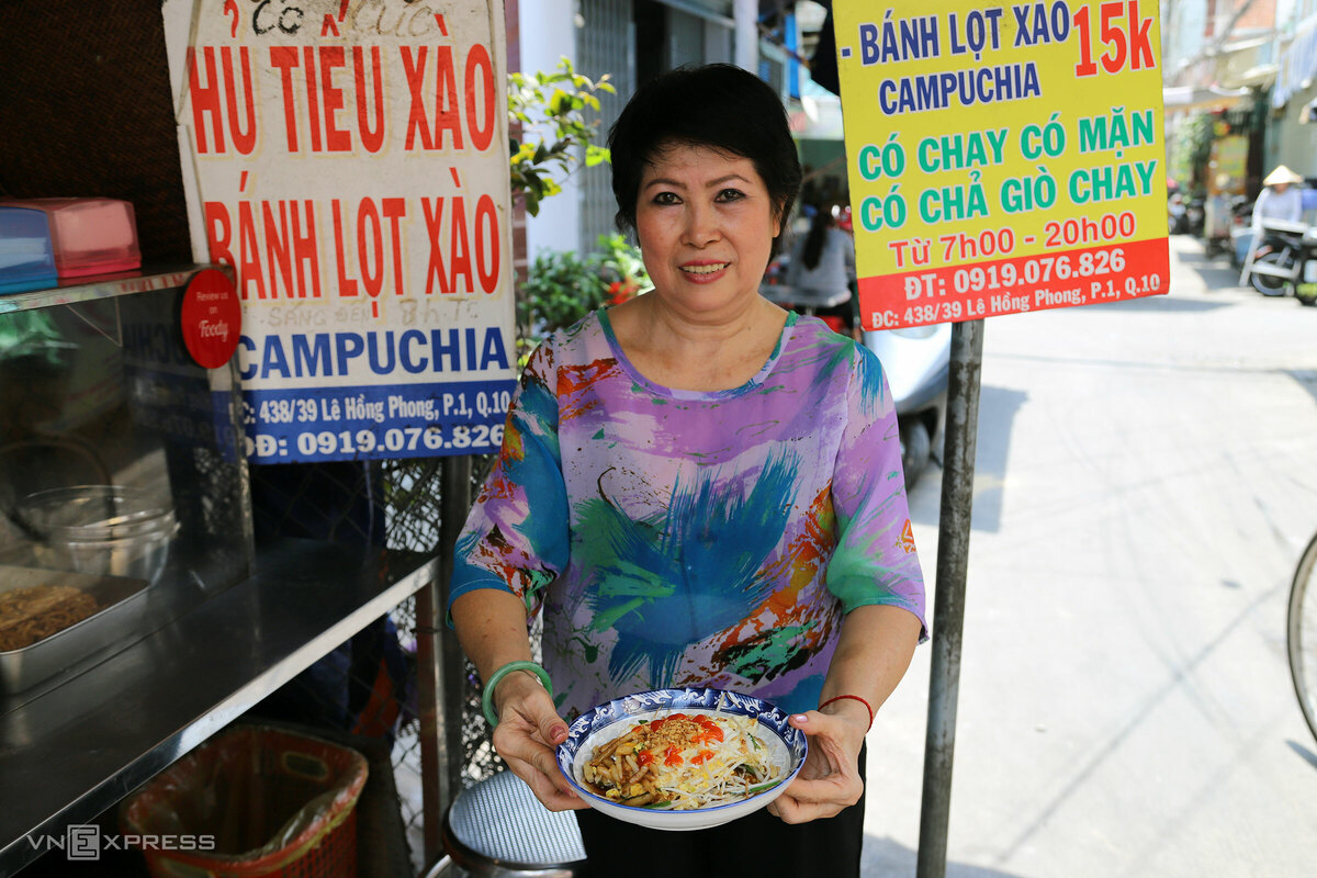 Cô Ngô Thị Bạch Cúc (63 tuổi) hiện là chủ quán bánh lọt và hủ tiếu xào có tuổi đời 48 năm. Bà Bảy, mẹ cô Cúc, là người đầu tiên bán bánh lọt xào ở chợ Lê Hồng Phong. Bà Bảy từng bán đủ loại món hồi ở Campuchia rồi năm 1970 về Sài Gòn bán tiếp, như hủ tiếu xào, bánh lọt xào, bánh bí hấp, xôi Xiêm, bánh đúc ngọt, cơm rượu nếp than…  Xưa nơi đây vắng vẻ, mẹ con cô Cúc bán lúc chiều từ 16h đến khuya phục vụ thực khách chủ yếu là người lao động đi làm về và làm đêm. Hiện quán bánh lọt cô Cúc bán vào 7h - 20h.