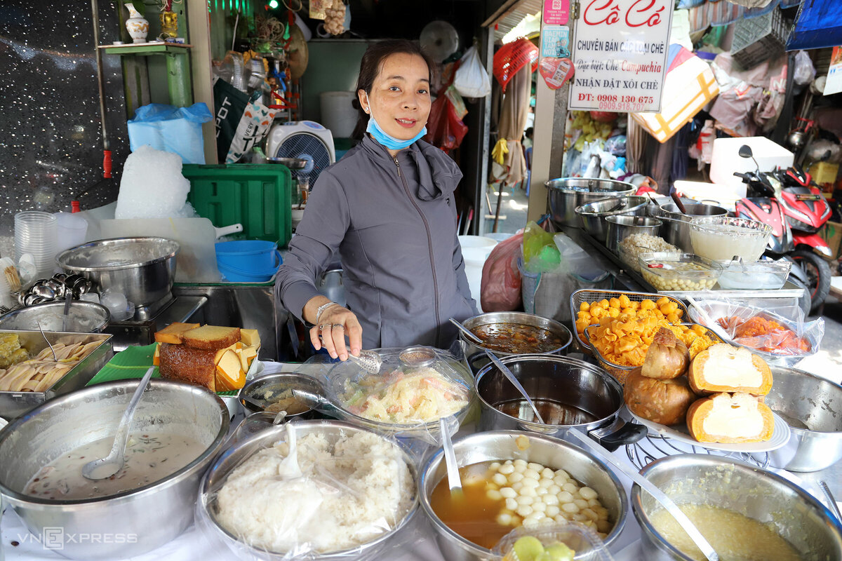 Chị Nguyễn Thị Có (45 tuổi) lớn lên nhờ hàng chè của mẹ. Mẹ chị tên Nguyễn Thị Rổ bán chè có tiếng ở Campuchia, năm 1970 về Việt Nam bán tiếp. Nơi ở và bán hàng của gia đình chị Có trước giờ đều ở một vị trí, chị cũng tiếp quản quầy chè mẹ truyền con nối mà không làm nghề nào khác.  Ngoài chè bí chưng, chị Có còn bán chè thốt nốt, chè hạt mít, chè trứng, chè hạt me, chè đậu, chè bắp… bán theo chén 10.000 – 20.000 đồng. Riêng đường thốt nốt và me được nhập từ Campuchia.