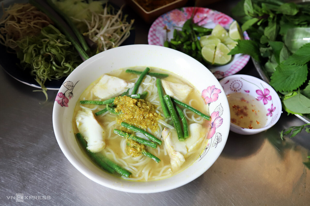 Bún num-bo-chóc, theo phiên âm tiếng Khmer, là loại bún cá phổ biến của người Campuchia. Thành phần quan trọng và cũng phải nhập từ Campuchia của món ăn gồm mắm prohoc (mắm bồ hóc), trái trúc, ngải bún. Ngoài ra, chủ quán sử dụng cá lóc đồng tươi, để không tanh và bở thịt.  Tô bún 40.000 đồng ăn kèm đĩa rau bắp chuối, rau muống chẻ sợi, dưa leo thái mỏng, bông súng, rau thơm, đậu đũa.