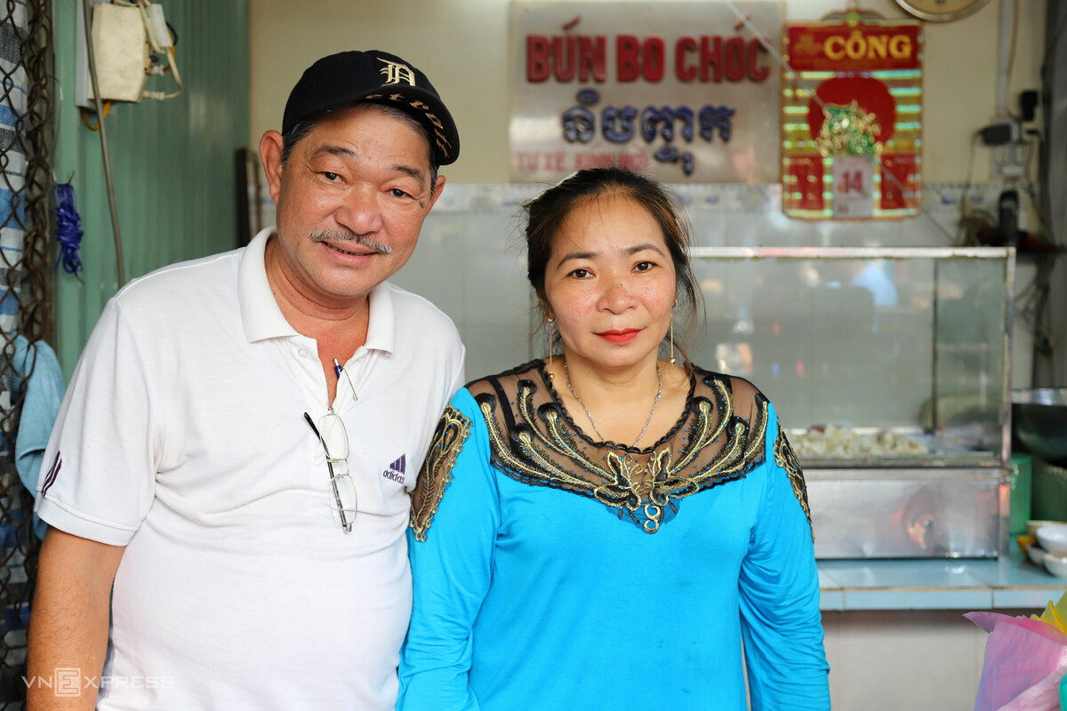 Nhắc đến bún num-bo-chóc đúng vị Campuchia, người địa phương sẽ giới thiệu hàng Tư Xê. Bà Tư Xê về Sài Gòn mở sạp bán bún và khô năm 1972. Từ sạp nhỏ lụp xụp dưới mái dù, nhỉnh hơn mặt đường chút, khách đến ăn ngồi trên sạp, sau này mới cất lên nhà bê tông khang trang.  Hai anh em ruột ông Ngô Văn Hoa (64 tuổi) và cô Ngô Thị Thanh Mai (43 tuổi), hiện cùng làm chủ thương hiệu Tư Xê, cho biết đã gắn bó với thương hiệu của mẹ từ bé đến giờ. Bún chỉ bán buổi sáng, khoảng 10h là hết.