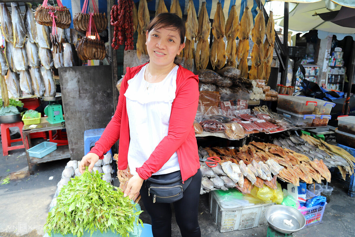 Ngay sau lưng nhà Tư Xê, hàng khô Hai Nhỏ do chị Trần Thị Dung (35 tuổi) đứng bán được 10 năm, đã có mặt từ năm 1970 của mẹ chị làm chủ, vẫn giữ hình thức sạp gỗ chứ không thuê hay xây quầy.   “Hai mẹ con đều biết chế biến đồ khô, nhưng vẫn phải nhập từ Campuchia về vì ở đây không có chỗ phơi nắng, và cá mới bắt bên đó phải xử lý luôn mới ngon”, chị Dung chia sẻ.
