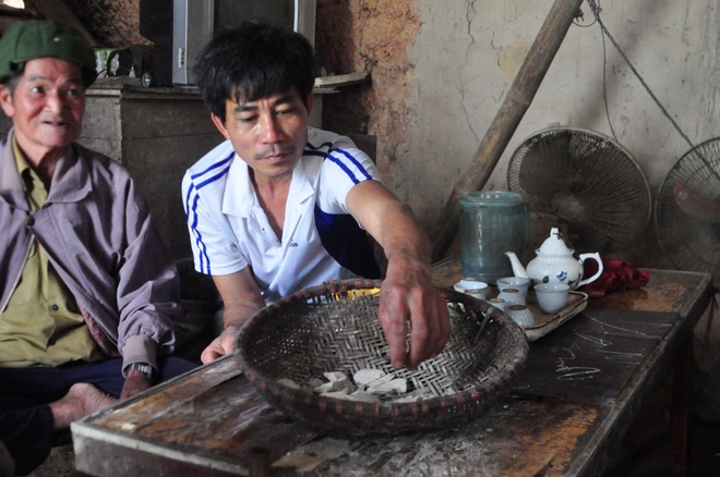 Ăn đất như bánh, kẹo. Ảnh: Zing news.