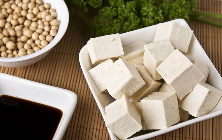 Sơ chế đậu hũ cho món đậu hũ kho nấm