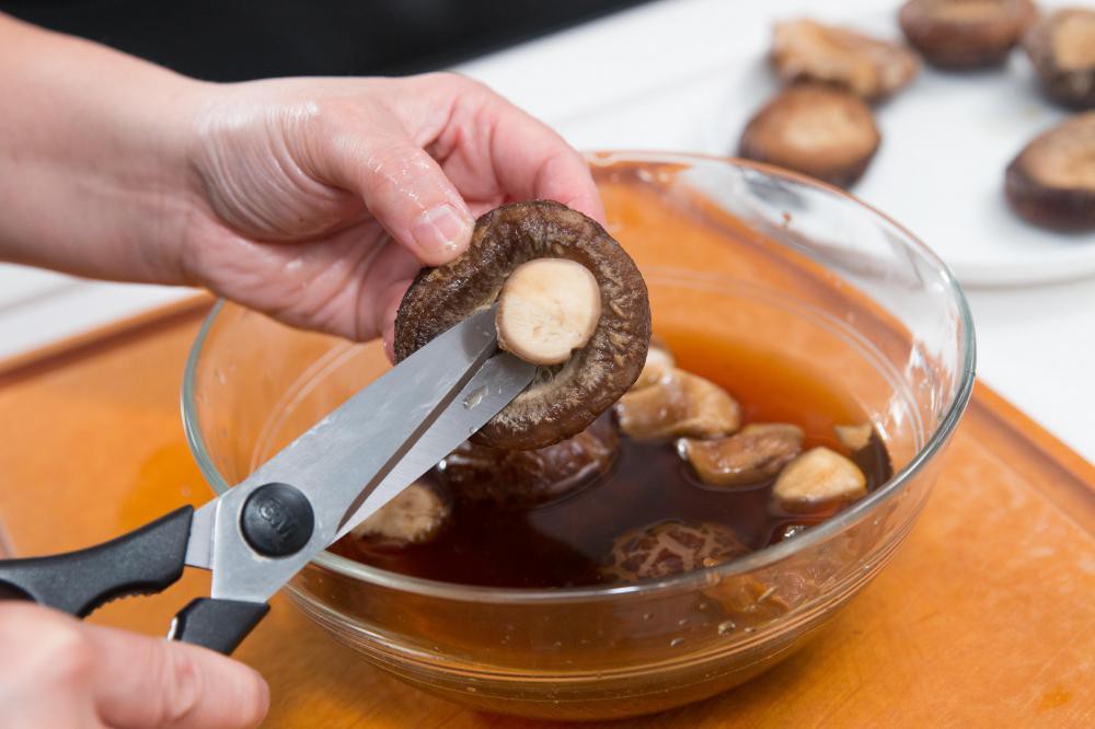 Ngâm nấm hương cho món đậu hũ kho nấm