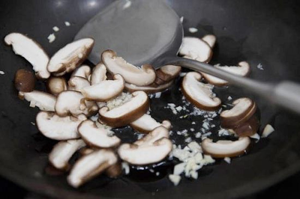 Xào nấm với gia vị cho đậu hũ kho nấm