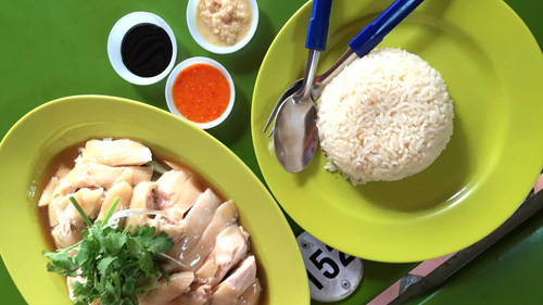 Cơm gà Hải Nam Singapore với thịt gà luộc mềm, da giòn và cơm nấu nước dùng thơm dẻo
