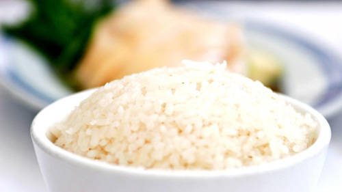 "Phần quan trọng nhất của món không phải là thịt gà mà là cơm. Cơm phải thơm", chủ quán Chatterbox chia sẻ. "Với sả, gừng, tỏi và lá dứa, cơm ngon đến độ có thể ăn riêng cũng ngon". Cơm gà ở Chatterbox ngon và có đủ hương vị như ở Tian Tian. Tuy nhiên với giá đắt hơn 4 lần, bạn có được phần cơm nhiều hơn, phòng ăn sang trọng và giống gà lấy thịt từ Malaysia. Thịt gà mềm hơn và đậm đà hơn.
