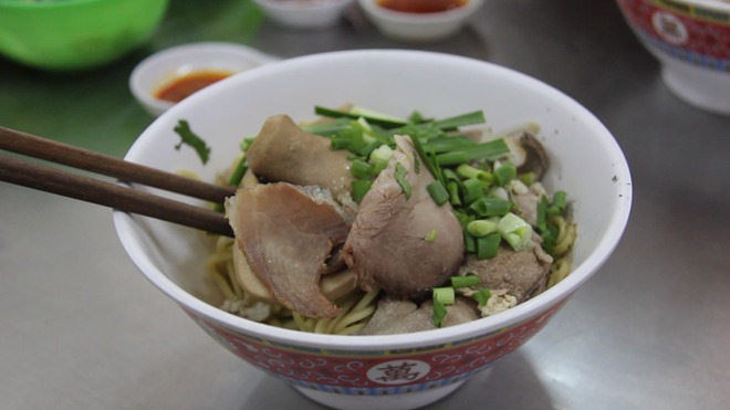 Hủ tiếu, mì ở đây có giá dao động từ 50.000 - 60.000 đồng/tô Ảnh: Lưu Trân