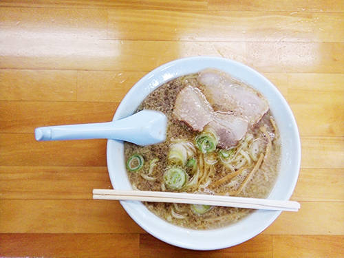Ngay sau khi bạn vào quán, tô mì đầy khói sẽ được bưng ra sau 10 đến 15 phút. Nhìn có vẻ đơn giản nhưng các công đoạn để chế biến được một tô mì khá cầu kỳ. Ảnh: Phong Vinh